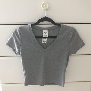 gray t shirt